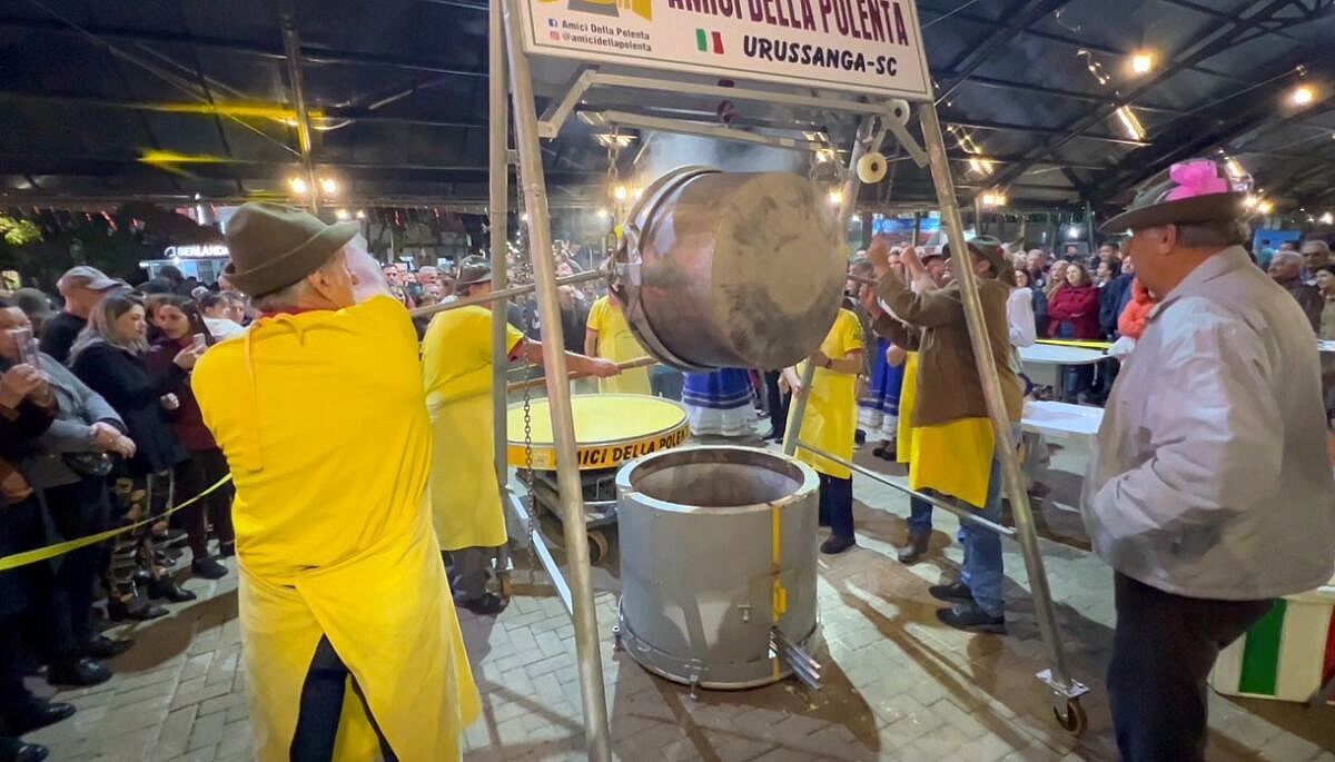 TOMBO DA POLENTA NA PRACA 2